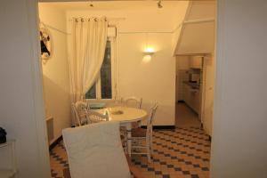 cocina y comedor con mesa y sillas en Studio la mésange, en Mers-les-Bains