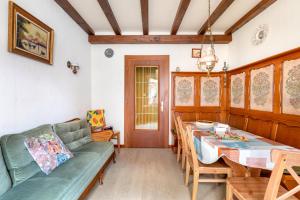 a living room with a table and a couch at Gîte du forgeron - 6 à 8 personnes - Centre Alsace - Saint-Hippolyte in Saint-Hippolyte