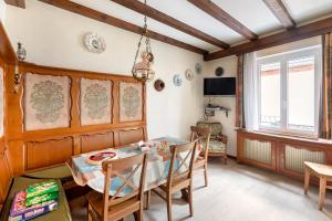 a dining room with a table and chairs at Gîte du forgeron - 6 à 8 personnes - Centre Alsace - Saint-Hippolyte in Saint-Hippolyte
