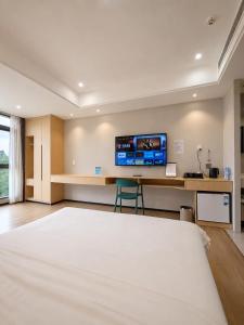 ein Zimmer mit einem Bett und einem Fernseher an der Wand in der Unterkunft Fantasy Inn in Nuku‘alofa