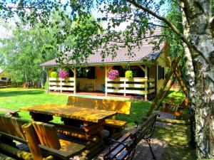 a picnic table in front of a house at TLdomki in Radęcin +4 photos