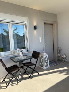 a room with a table and two chairs and a window at Dream Summer House in Nea Kallikrateia +9 photos