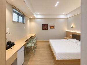 ein Hotelzimmer mit Bett und Schreibtisch in der Unterkunft Fantasy Inn in Nuku‘alofa