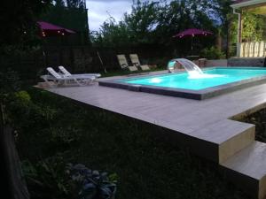 a swimming pool with a fountain in a yard at Mountain Hearth in Vǝndam +15 photos