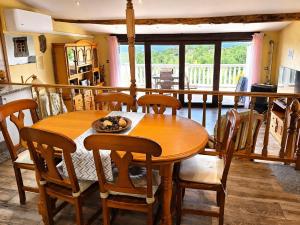a dining room with a wooden table and chairs at El Triskel de Chumbea- Confort y naturaleza en la Sierra de Béjar in Navalmoral de Béjar
