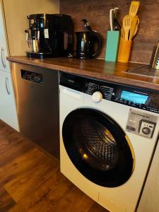 a washing machine in a kitchen with a counter at Ferienwohnung Berge & Seen in Hohenpeißenberg