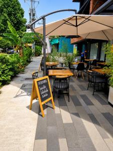 a restaurant with tables and chairs and an umbrella at Laureles Premium Loft con Jacuzzi Privado in Medellín
