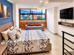 a living room with a couch and a tv at Laureles Premium Loft con Jacuzzi Privado in Medellín