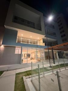 a large building at night with a street light at Espectacular alojamiento in Gaira