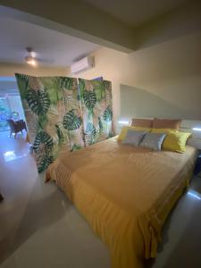 a bedroom with a large bed in a room at Le loft Acajou in Le Lamentin