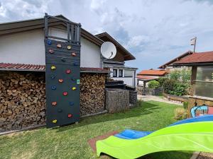 a climbing tower in the yard of a house at Ferienwohnung Berge & Seen in Hohenpeißenberg
