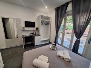 a living room with a table with towels on it at Vanity Suite in Cefalù