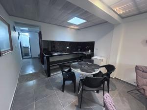 a room with a table and chairs and a kitchen at Park Suite in Ibagué