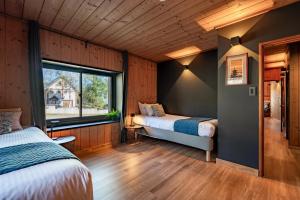 a bedroom with two beds and a window at Hooting Owl private ski chalet in Niseko