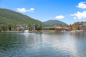 a lake with a fountain in the middle of a town at Flying Dutchman #1158 in Keystone