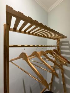 a wooden shelf in a room at Studio 25 Na Cidade do CAFÉ 300m do Centro in Brejetuba