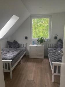 ein Schlafzimmer mit zwei Betten und einem Fenster in der Unterkunft Hof Husmann in Extertal