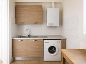 a kitchen with a washing machine and a sink at Malù camera doppia in Appartamento - lungomare Crotone in Crotone
