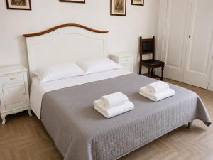 a bedroom with a bed with two towels on it at Malù camera doppia in Appartamento - lungomare Crotone in Crotone