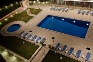 an overhead view of a swimming pool with chairs at VIP Executive Santa Iria Hotel in Santa Iria da Azóia