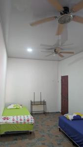 a bedroom with a ceiling fan and a bed at WinMen in El Sunzal