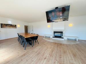 a living room with a table and a tv on the wall at Emilbnb in der Sandstraße in Baumberg +54 photos