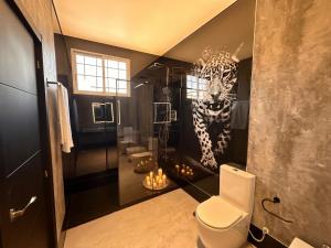 ein Badezimmer mit einem Tigergemälde an der Wand in der Unterkunft Hotel Reset in Madrid