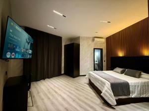 ein Schlafzimmer mit Bett und Flachbildfernseher in der Unterkunft Hotel Reset in Madrid
