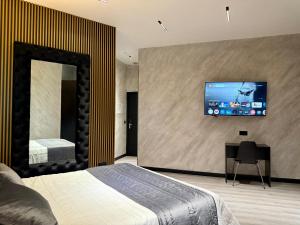 ein Schlafzimmer mit einem Bett und einem Fernseher an der Wand in der Unterkunft Hotel Reset in Madrid