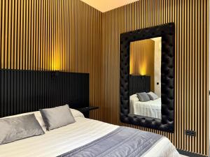 ein Schlafzimmer mit einem Bett und einem Spiegel in der Unterkunft Hotel Reset in Madrid + 6 Fotos