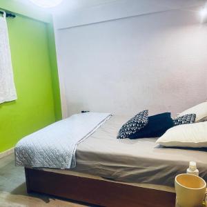 a bed in a room with a green wall at Veleta Montserrat - Alicante in Alicante