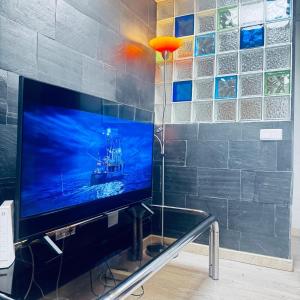 a flat screen tv in a room with a wall at Veleta Montserrat - Alicante in Alicante