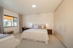 a white bedroom with a bed and a window at Casa de Campo Mimosa Flor Refugio Exclusivo Proximo Cataratas e Aeroporto IGU Piscina Privativa 12 Hóspedes in Foz do Iguaçu +66 photos