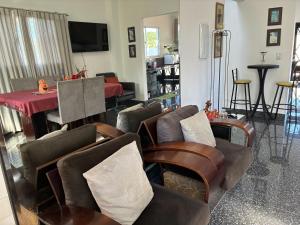 a living room with couches and a dining room at Casa Guimarães II in Chapada dos Guimarães