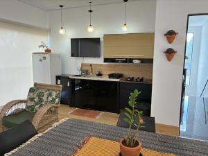 a living room with a kitchen and a couch at Casa Guimarães II in Chapada dos Guimarães
