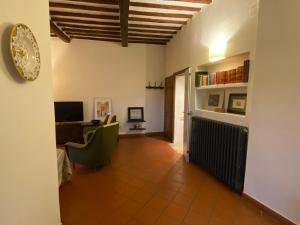 a living room with a desk and a chair at Casa vicolo dell’assedio in Pitigliano