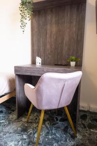 a desk with a pink chair in a room at Landi 14 - Air Conditioning, Private Parking, Premium Sleep in Medicina