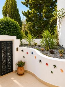 a garden with a wall with bumblebees painted on it at Alya Residence in La Marsa