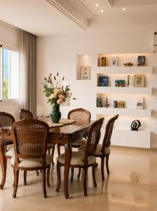 a dining room with a table and chairs at Alya Residence in La Marsa
