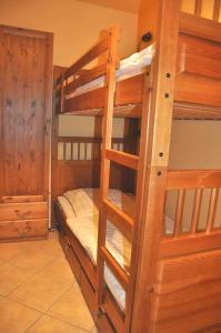 a room with two bunk beds with a ladder at Südstrandwohnung in Fehmarn