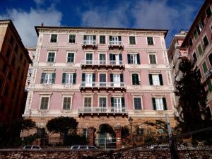 un grande edificio rosa con balcone di Casa vista mare a Camogli