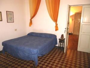 una camera con letto blu di Casa vista mare a Camogli