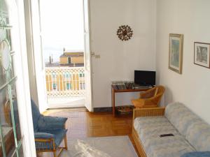 un soggiorno con divano, tavolo e finestra di Casa vista mare a Camogli