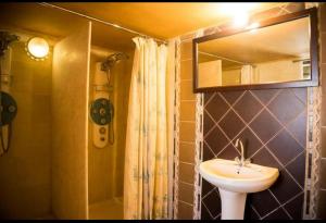 ein Badezimmer mit Waschbecken, Spiegel und Dusche in der Unterkunft Student House in Madaba + 17 Fotos