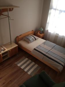 Postel nebo postele na pokoji v ubytování Dzirnaviņas