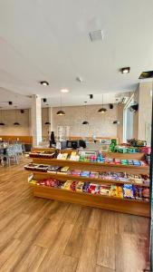 a store with a bunch of shelves filled with food at Hotel Peritoró in Peritoró +9 photos