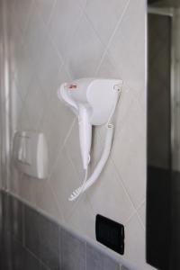 ein weißer Haartrockner an der Wand im Badezimmer in der Unterkunft Corte Noi in Bitetto