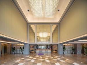 a large lobby with a ceiling with a chandelier at Mercure Shanghai Lujiazui in Shanghai