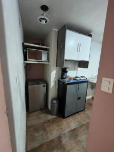 a small kitchen with a stove and a refrigerator at Loft Santa Rosa in Apizaco