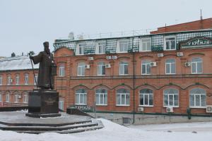a statue of a man in front of a brick building at U Kremlya in Syzran